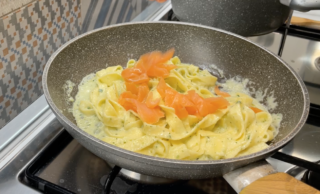 Tagliatelle cremose alle Zucchine e Robiola con Salmone Norvegese